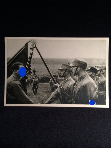 Ansichtskarte / Postkarte Der Führer weiht eine Standarte